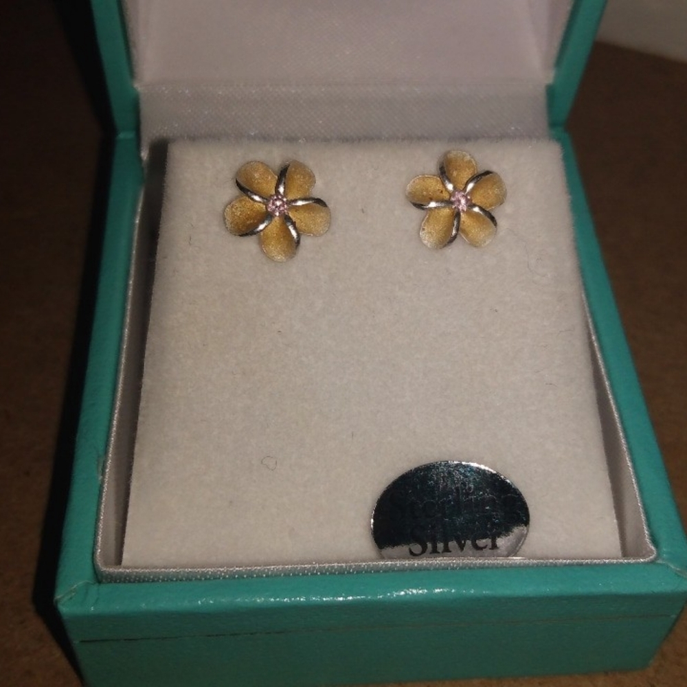 Plumeria Flower ❀ stud earrings - Picture 3 of 4